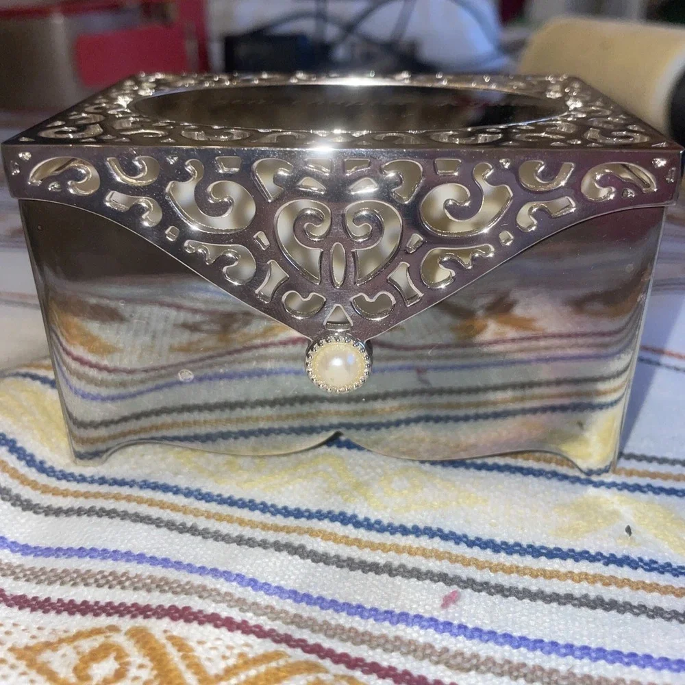 Filigree Silver Things Remembered Keepsake Metal Trinket box Pearl Detail‎